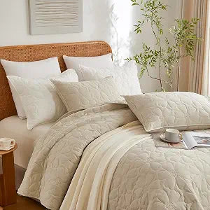 Beige Flower Pattern Quilt Queen Size, 3-Pieces Queen Quilt Bedding Set Coverlet Lightweight Bedding comforters with 2 Pillow Shams