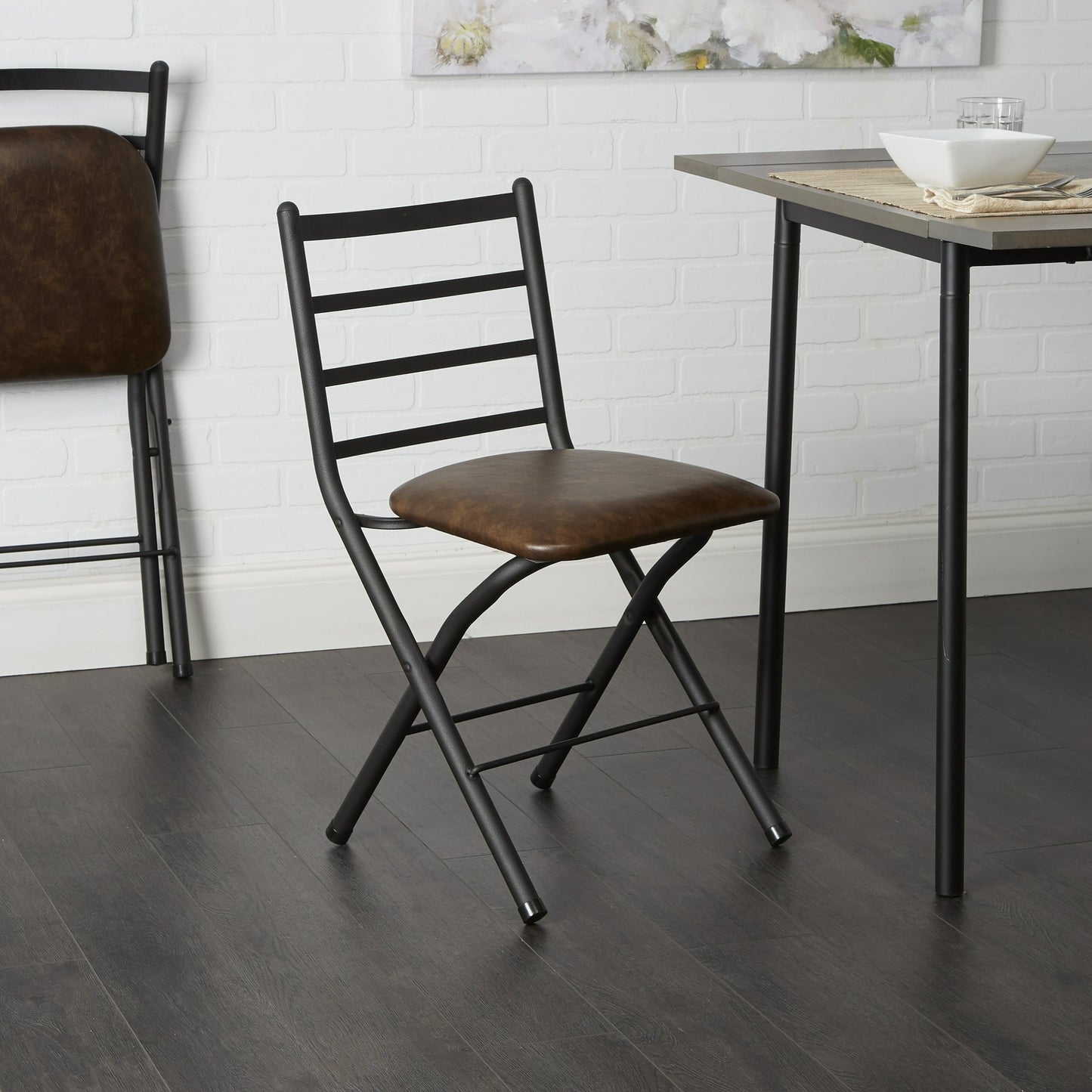 Mainstays Silla Plegable de Listones Negra para Interiores con Asiento de Cuero Vegano Marrón