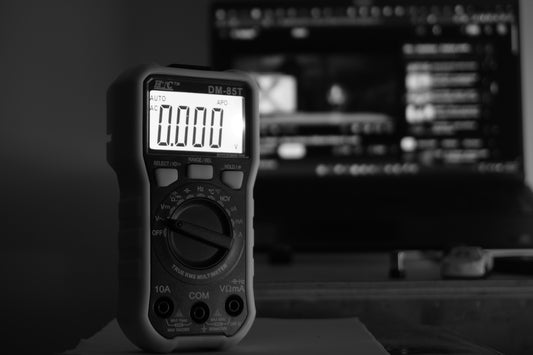 Digital multimeter displaying zero volts on screen