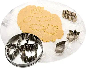 Restaurantware Pastry Tek 7-Piece Leaf Cookie Cutters 1 In Tin Box Autumn Cookie Cutters - Mulitple Shapes Precise Outlines Metal Fall Cutter Set For Creating Different Sized Cookies