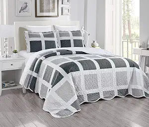 Masterplay - 3-Piece Super Queen Size Quilt Set. Fine Printed, Oversized (100 X 95) Bedspread with Pillow Shams. All Season, Lightweight Coverlet in Shades of Grey and Elegant Geometric Pattern.