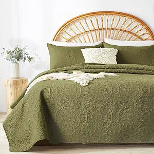 WURUIBO Olive Green Quilt Set King/Cal King Size, Embossing Microfiber Bedspreads with Pillow Sham, Ligthweight Breathable Thin Coverlet, Reversible Bedding Set for All Season (1 Quilt,2 Pillow Shams)