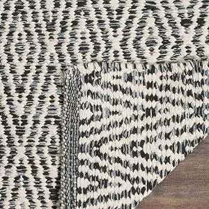 SAFAVIEH Montauk Collection Accent Rug - 2'3" x 3'9", Ivory & Dark Grey, Handmade Flat Weave Cotton, Ideal for High Traffic Areas in Entryway, Living Room, Bedroom (MTK414A)