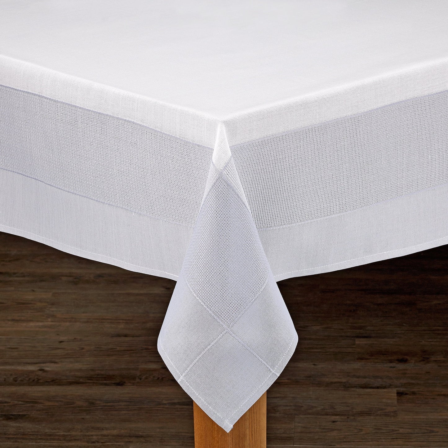 Bohemia 60"x104" Cotton/Poly Tablecloth in White/Grey