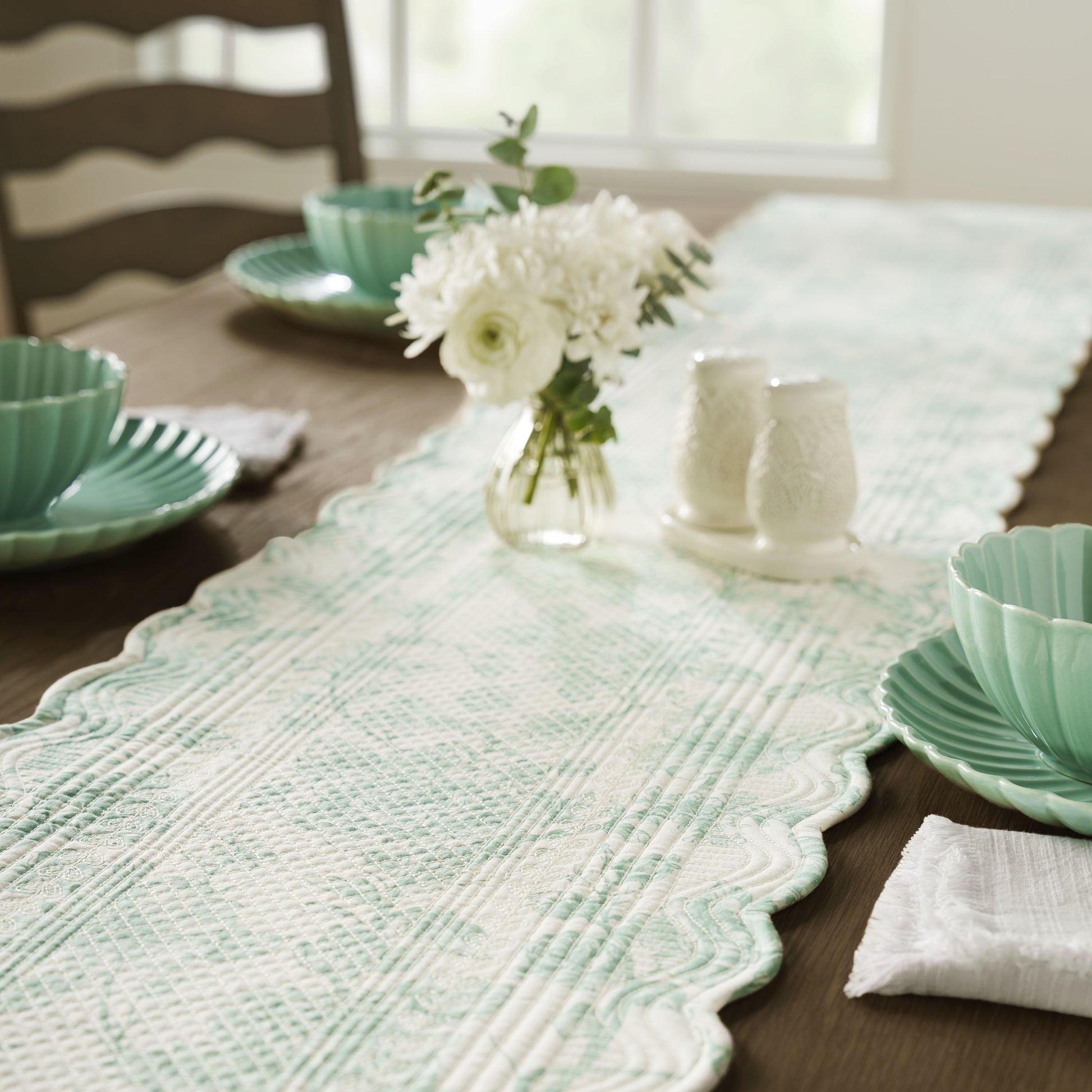 The Pioneer Woman Agatha Camino de Mesa de Tela Acolchada, Verde y Blanco, 14" x 90"